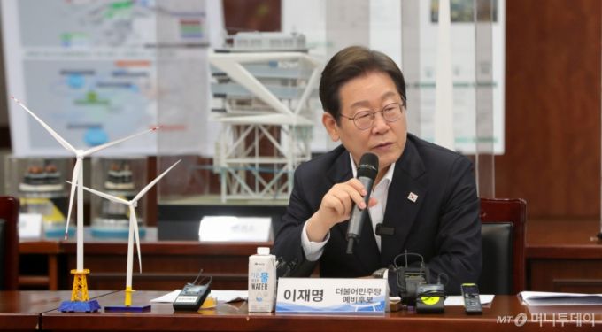 [김제=뉴시스] 김얼 기자 = 이재명 제21대 대통령 선거 더불어민주당 경선 후보가 24일 전북 김제시 새만금33센터에서 열린 전북 미래에너지 현장 간담회에 참석해 인사말을 하고 있다.(전북사진기자단 공동 취재) 2025.04.24. pmkeul@newsis.com /사진=김얼