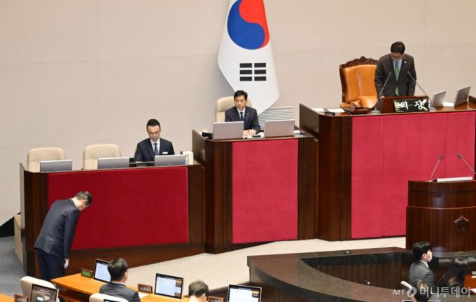 한덕수 대통령 권한대행 겸 국무총리가 24일 서울 여의도 국회에서 추가경정예산안 제출과 관련한 시정 연설을 마치고 퇴장하며 우원식 국회의장에게 인사하고 있다. (공동취재) 2025.4.24/사진=뉴스1 /사진=(서울=뉴스1) 이재명 기자