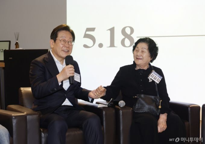 [광주=뉴시스] 이영주 기자 = 이재명 더불어민주당 대선 경선 후보가 24일 광주 전일빌딩245에서 5·18 학생 시민군 고(故) 문재학 열사의 어머니 김길자 여사와 이야기하고 있다. 2025.04.24.leeyj2578@newsis.com /사진=