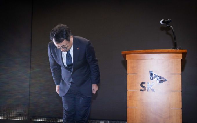유영상 SK텔레콤 대표가 25일 진행된 고객보호 조치 강화 설명회에서 사과 인사를 하고 있다. /사진=SK텔레콤
