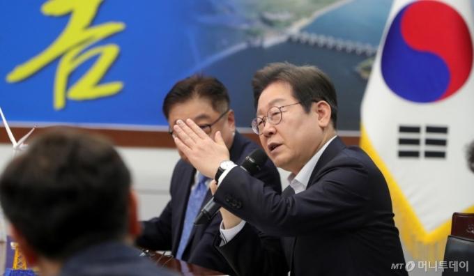 [김제=뉴시스] 김얼 기자 = 이재명 제21대 대통령 선거 더불어민주당 경선 후보가 24일 전북 김제시 새만금33센터에서 열린 전북 미래에너지 현장 간담회에 참석해 인사말을 하고 있다.(전북사진기자단 공동 취재) 2025.04.24. pmkeul@newsis.com /사진=김얼