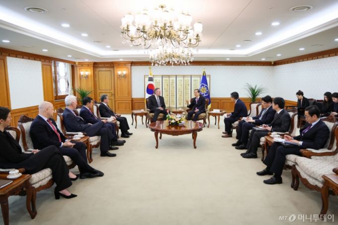 (서울=뉴스1) 임세영 기자 = 한덕수 대통령 권한대행 국무총리가 3월25일 오후 서울 종로구 정부서울청사에서 마이크 던리비(Mike Dunleavy) 美 알래스카 주지사를 접견하고 있다. (총리실 제공, 재판매 및 DB 금지) 2025.3.25/뉴스1  Copyright (C) 뉴스1. All rights reserved. 무단 전재 및 재배포,  AI학습 이용 금지. /사진=(서울=뉴스1) 임세영 기자