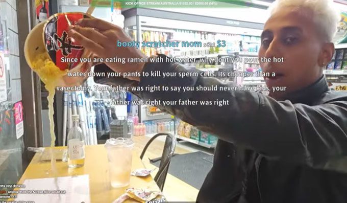 미국인 유튜버 조니 소말리가 지난해 10월 서울 마포구의 한 편의점에서 음주를 제지받자 컵라면을 테이블 위에 쏟고 있다. /사진=유튜브 채널 '조니 소말리' 영상