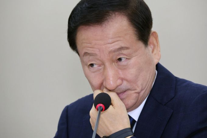 류희림 방송통신심의위원장이 지난해 10월21일 국회 과학기술정보방송통신위원회가 개최한 방송통신심의위원회 국정감사에서 얼굴을 만지고 있다./사진=뉴시스