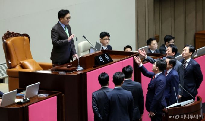 24일 서울 여의도 국회 본회의장에서 한덕수 대통령 권한대행 국무총리의 2025년도 제1회 추가경정예산안에 대한 정부의 시정연설 이후 우원식 국회의장의 "대정부 질문의 국회 출석 답변과 상설특검 추천 의뢰 등 해야 할 일과 헌법재판관 지명 등 하지 말아야 할 일을 잘 구별하기를 바란다" 발언에 권성동 국민의힘 원내대표가 항의하고 있다. (공동취재) 2025.4.24/사진=뉴스1 /사진=(서울=뉴스1) 이재명 기자