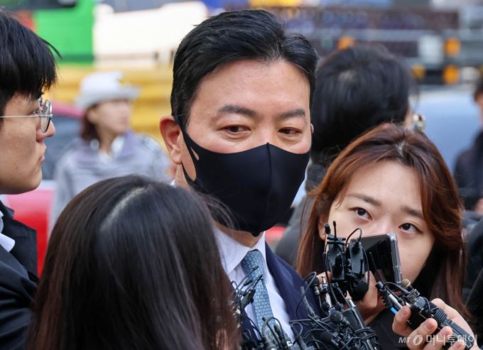 (서울=뉴스1) 김도우 기자 = 윤석열 대통령 체포를 방해한 혐의를 받는 김성훈 대통령경호처 차장이 21일 서울 마포구 서울지방법원에서 열리는 구속 전 피의자 심문에 출석하고 있다. (공동취재) 2025.3.21/뉴스1  Copyright (C) 뉴스1. All rights reserved. 무단 전재 및 재배포,  AI학습 이용 금지. /사진=(서울=뉴스1) 김도우 기자