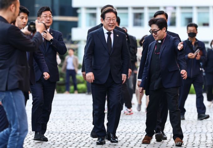 (서울=뉴스1) 김도우 기자 = 이재명 더불어민주당 대선 경선 후보가 23일 서울 명동대성당 지하성당에 마련된 프란치스코 교황 분향소를 찾고 있다. 2025.4.23/뉴스1  Copyright (C) 뉴스1. All rights reserved. 무단 전재 및 재배포,  AI학습 이용 금지. /사진=(서울=뉴스1) 김도우 기자