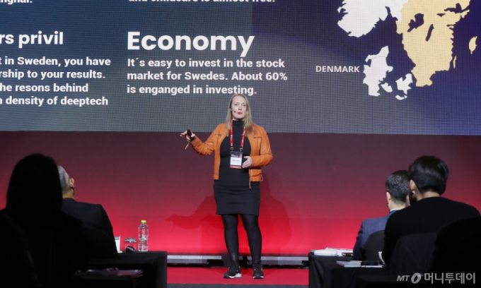 스티나 란츠 스웨덴 인큐베이터 및 사이언스파크 대표가 25일 영등포구 콘래드 서울 호텔에서 머니투데이 주최로 진행된 '2025 키플랫폼' 특별세션3에서 '혁신 강국으로 가는 길: 스웨덴의 전략과 한국의 청사진'에 대해 발표하고 있다. /사진=김창현