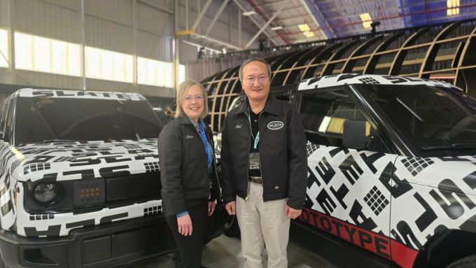 이석희 SK온 대표이사 사장(우측)과 크리스 바먼(Chris Barman) 슬레이트 최고경영책임자(좌측)가 24일(현지시간) 미국 캘리포니아주 롱비치에서 열린 슬레이트 신차 공개 행사 중 기념 촬영을 하고 있다.