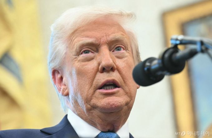 (워싱턴 AFP=뉴스1)  = 도널드 트럼프 미국 대통령이 22일 (현지시간) 워싱턴 백악관에서 열린 폴 앳킨스 증권거래위원회(SEC) 위원장의 취임 선서 행사서 "중국과 통상 협상을 하면 관세율이 매우 상당히 내려갈 것이다. 그러나 제로(0%)가 되지는 않을 것"이라고 밝히고 있다.