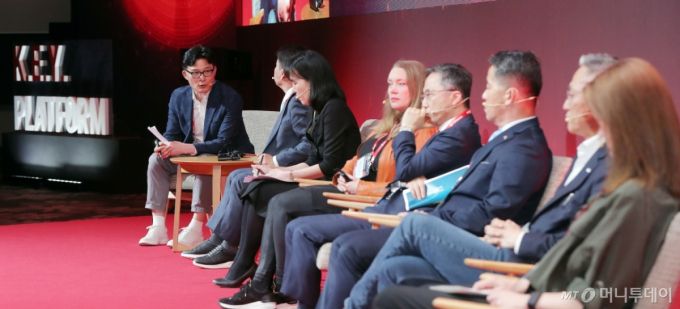 (왼쪽부터) 윤기동 한국과학기술지주 본부장, 임정욱 중소벤처기업부 창업벤처혁신실장, 김선우 과학기술정책연구원 선임연구위원/센터장, 스티나 란츠 스웨덴 인큐베이터 및 사이언스파크 대표, 최치호 한국과학기술지주 대표이사, 김덕호 한국식품산업클러스터진흥원 이사장, 김종갑 글로벌 디지털 혁신 네트워크 대표이사/이사장, 디테 바이써 덴마크 이노베이션센터 서울 센터장이 25일 서울 여의도 콘래드호텔에서 머니투데이 주최로 진행된 '2025 키플랫폼' 특별세션3에서 'K-스타트업의 글로벌 게임체인저 전략'에 대해 토의하고 있다./사진=김창현