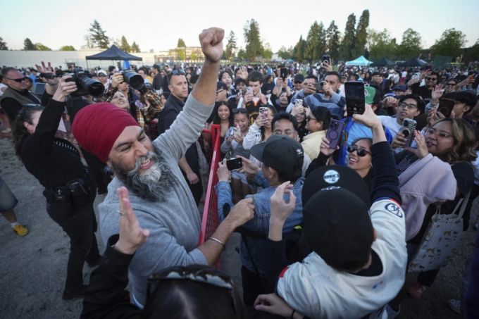 26일(현지시간) 캐나다 브리티시컬럼비아주 밴쿠버에서 열린 라푸라푸 페스티벌에서 캐나다 신민주당(NDP) 대표 자그밋 싱이 축제 참가자들과 소통하고 있다. /AP=뉴시스