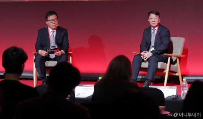 유효상 유니콘경영경제연구원 원장, 이상엽 한국과학기술원 연구부총장이 25일 영등포구 콘래드 서울 호텔에서 머니투데이 주최로 진행된 '2025 키플랫폼' 총회에서 '바이오테크 빅뱅: 대한민국발 혁신이 재편하는 글로벌 바이오 지형도'에 관한 대담을 하고 있다. /사진=김창현