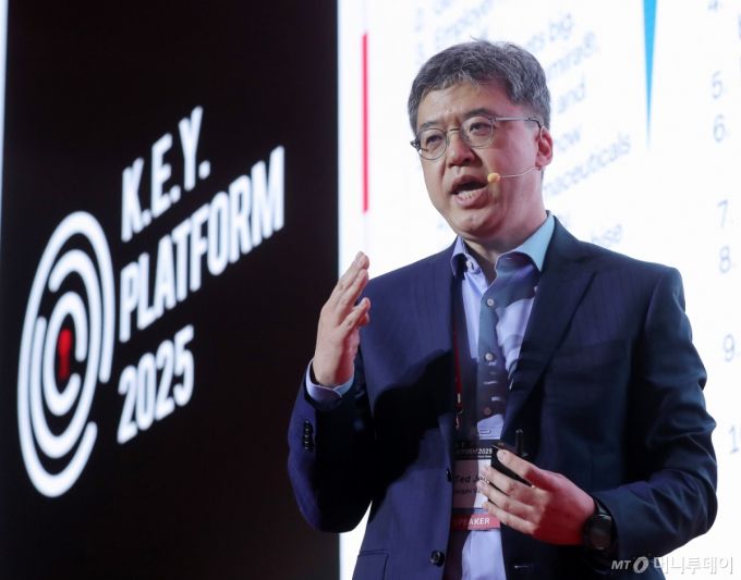 정태흠 아델피 벤쳐스 대표가 25일 영등포구 콘래드 서울 호텔에서 머니투데이 주최로 진행된 '2025 키플랫폼' 총회에서 '바이오 알고리즘 시대: 1조달러 기업의 탄생 조건'에 대해 발표하고 있다. /사진=김창현