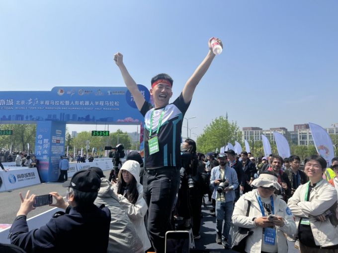 2등으로 들어오는 N2를 보고 환호하는 장저웬/사진=황저핑의 엑스(X) 계정