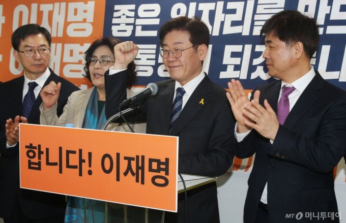 더불어민주당 대선주자인 이재명 성남시장이 3일 오후 서울 여의도 캠프 사무실에서 비정규직 제도 개선과 노동권 강화 등을 골자로한 '일자리 정책'을 발표하고 있다. /사진=이동훈 기자 photoguy@