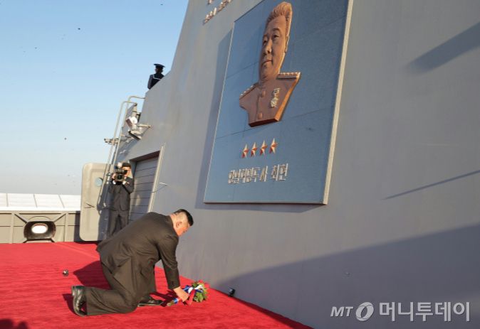 북한 노동당 기관지 노동신문은 26일 "김정은 동지를 모시고 새로 건조한 구축함 진수 기념식이 조선혁명의 첫무장력의 창건일인 뜻깊은 지난 25일 남포조선소에서 성대히 진행됐다"고 보도했다. 신형 구축함은 5000톤(t)급이다. / 사진=뉴스1