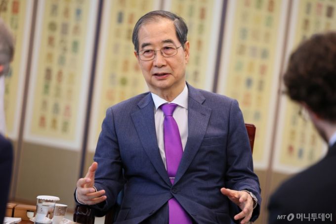 (서울=뉴스1) = 한덕수 대통령 권한대행 국무총리가 지난 22일 서울 종로구 정부서울청사에서 영국 언론사 '더 이코노미스트'와 인터뷰를 하고 있다. (총리실 제공. 재판매 및 DB 금지) 2025.4.28/뉴스1  Copyright (C) 뉴스1. All rights reserved. 무단 전재 및 재배포,  AI학습 이용 금지. /사진=(서울=뉴스1)