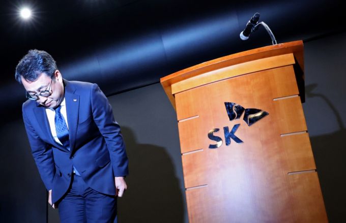 [유영상 SK텔레콤 사장이 25일 오전 서울 중구 SK텔레콤 T타워에서 유심 해킹 피해 사태 관련 언론설명회를 열고 고개숙여 사과를 하고 있다. /사진=뉴시스