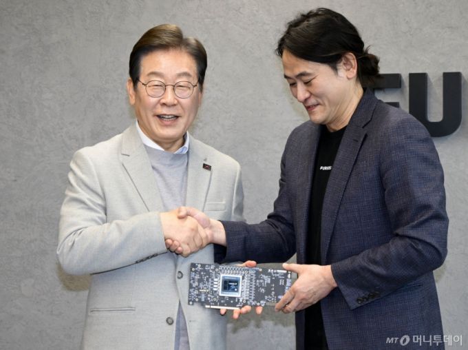 [서울=뉴시스] 국회사진기자단 = 제21대 대통령 선거 출마를 선언한 이재명(왼쪽) 더불어민주당 전 대표가 14일 서울 강남구 퓨리오사AI에서 백준호 퓨리오사AI 대표와 NPU칩을 듣고 기념촬여하고 있다. 2025.04.14. photo@newsis.com /사진=