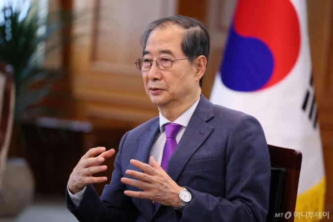 한덕수 대통령 권한대행 국무총리가 지난 22일 서울 종로구 정부서울청사에서 영국 언론사 '더 이코노미스트'와 인터뷰를 하고 있다. (총리실 제공. 재판매 및 DB 금지) 2025.4.28/사진=뉴스1 /사진=(서울=뉴스1)
