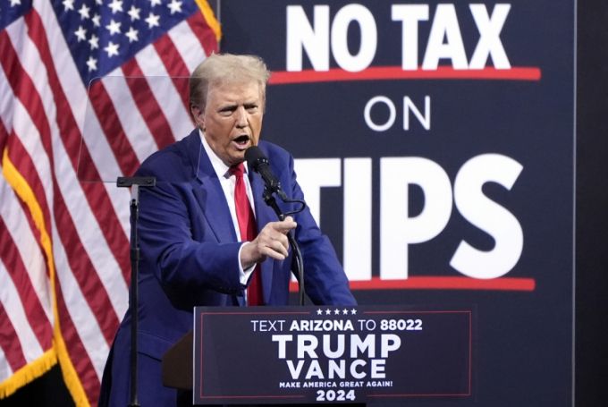 [투손=AP/뉴시스] 미국 공화당 대선 후보 도널드 트럼프 전 대통령이 12일(현지시각) 애리조나주 투손의 린다 론스태드 뮤직홀에서 유세하고 있다. 트럼프 후보는 초과근무 수당과 서비스 노동자들이 받는 팁, 노년에 받는 사회보장 연금에 과세하지 않겠다고 공약했다. 2024.09.13.