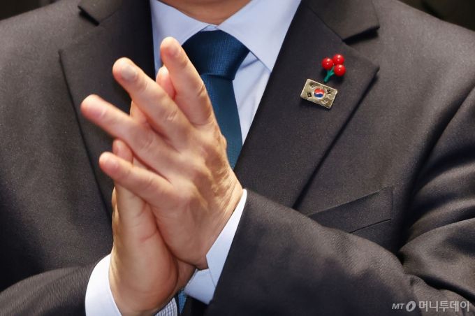 이재명 더불어민주당 대표가 9일 서울 여의도 국회에서 열린 의원총회를 마치고 태극기 배지를 달고 있다. 2024.12.9/뉴스1  Copyright (C) 뉴스1. All rights reserved. 무단 전재 및 재배포,  AI학습 이용 금지. /사진=(서울=뉴스1) 김민지 기자