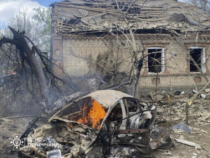 우크라이나 도네츠크 지역에서 28일(현지시간) 러시아군의 공습으로 파손된 한 주택 앞에서 자동차 1대가 불타고 있다. 러시아가 28일 나치 독일에 대한 승전 기념일을 맞아 5월8일부터 10일까지 우크라이나에서 전면 휴전을 선언했다./AP=뉴시스