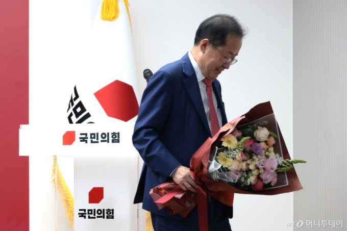 홍준표 국민의힘 대선 경선 후보가 29일 오후 서울 여의도 중앙당사에서 열린 제21대 대통령후보자 선출을 위한 3차 경선 진출자 발표에서 결과 발표 후 기념촬영을 마치고 무대를 내려가고 있다.2025.04.29. /사진=뉴시스 /사진=