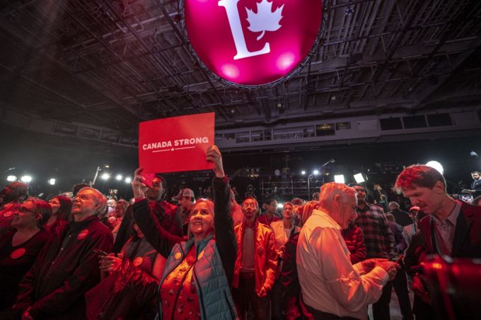 캐나다 집권 자유당 지지자들이 28일(현지시간) 실시된 총선에서의 승리를 자축하고 있다. /AFPBBNews=뉴스1