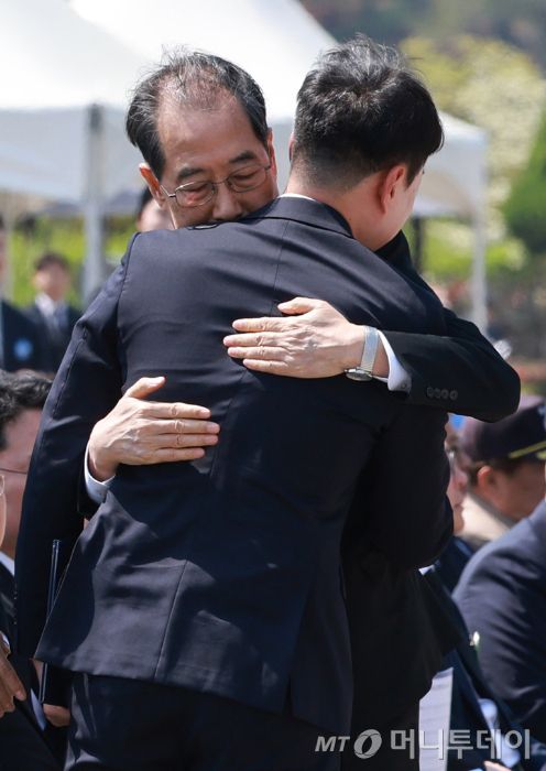 한덕수 대통령 권한대행 국무총리가 25일 대전 유성구 국립대전현충원에서 열린 제2회 순직의무군경의 날 기념식에서 편지 낭독을 마친 순직의무군경 유족 이화주 씨를 위로하며 안아주고 있다. (대통령실통신사진기자단) 2025.04.25. /사진=뉴시스 /사진=