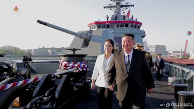 북한의 5,000t급 신형다목적구축함 '최현호' 진수식이 지난 25일 북한 김정은 국무위원장과 딸 김주애가 참석한 가운데 남포조선소에서 진행됐다고 조선중앙TV가 26일 보도했다. / 사진=뉴시스