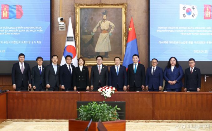 (서울=뉴스1) = 우원식 국회의장이 28일 몽골 울란바토르 정부청사에서 다쉬젝베 아마르바야스갈랑 국회의장과 기념 촬영하고 있다.   왼쪽부터 수흐볼드 주한 몽골대사, 최진원 주몽골 대한민국 대사, 김상욱 의원, 서삼석 의원, 고민정 의원, 우 의장, 아마르바야스갈랑 몽골 국회의장, 테무렝 국회안보외교정책상임위 의장(국회의원), 친부렝 몽한의원친선협회장, 바트치멕 몽한친선협회부회장, 바상도르지 몽골국회사무총장. (국회의장실 제공, 재판매 및 DB 금지) 2025.4.29/뉴스1  Copyright (C) 뉴스1. All rights reserved. 무단 전재 및 재배포,  AI학습 이용 금지. /사진=(서울=뉴스1)