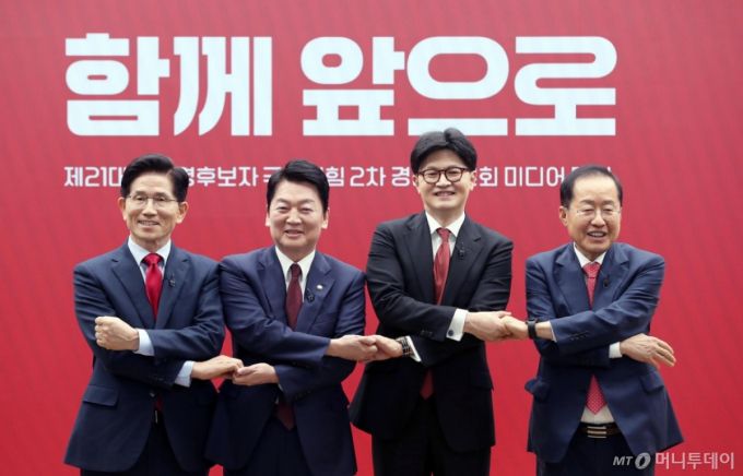 [서울=뉴시스] 국회사진기자단 = 김문수(왼쪽부터), 안철수, 한동훈, 홍준표 제21대 대통령 선거 국민의힘 경선 후보가 23일 서울 여의도 국민의힘 중앙당사에서 열린 2차 경선토론회 미디어데이에서 기념촬영을 하고 있다. 2025.04.23. photo@newsis.com /사진=