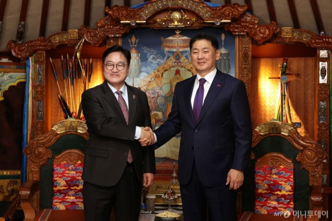 (서울=뉴스1) = 우원식 국회의장(왼쪽)이 28일 몽골 울란바토르 정부청사에서 오흐나 후렐수흐 몽골 대통령과 악수하고 있다. (국회의장실 제공, 재판매 및 DB 금지) 2025.4.29/뉴스1  Copyright (C) 뉴스1. All rights reserved. 무단 전재 및 재배포,  AI학습 이용 금지. /사진=(서울=뉴스1)