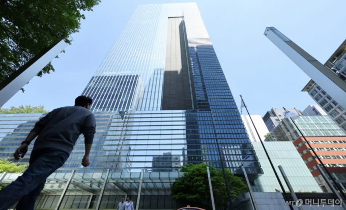 (서울=뉴스1) 장수영 기자 = 30일 서울 서초구 삼성전자 서초사옥의 모습.   삼성전자는 이날 올해 1분기 연결 기준 매출액은 79조 1405억 원, 영업이익은 6조6853억 원을 기록했다고 공시했다. 매출액은 전년 동기 대비 10.05% 증가하며 사상 최대 분기 매출을 기록했다. 2025.4.30/뉴스1  Copyright (C) 뉴스1. All rights reserved. 무단 전재 및 재배포,  AI학습 이용 금지. /사진=(서울=뉴스1) 장수영 기자