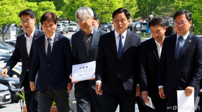 [서울=뉴시스] 박주성 기자 = 더불어민주당 前정권정치탄압대책위원회 김영진 위원장과 의원들, 문재인 전 대통령 변호인단이 30일 오전 문재인 전 대통령 수사 관련 불법 행위 검사 등 고발장 제출을 위해 경기 과천시 공수처로 들어오고 있다. 2025.04.30. park7691@newsis.com /사진=
