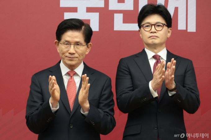 [서울=뉴시스] 국회사진기자단= 국민의힘 2차 경선 결선에 진출한 김문수, 한동훈(오른쪽) 후보가 29일 오후 서울 여의도 중앙당사에서 열린 제21대 대통령후보자 선출을 위한 3차 경선 진출자 발표에서 박수를 치고 있다.2025.04.25.
