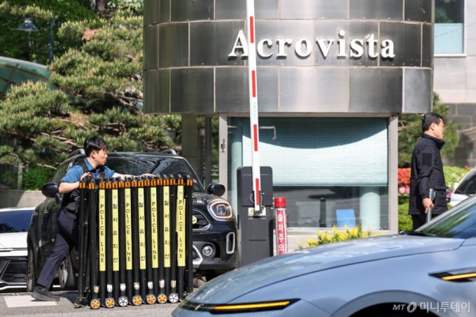 윤석열 전 대통령 부부와 무속인 '건진법사' 전성배(65) 씨 사이의 의혹과 관련해 검찰이 30일 실시한 서초동 사저와 코바나콘텐츠 사무실에 대한 압수수색이 약 6시간 만에 종료됐다.  이날 검찰이 집행한 압수수색 영장에는 피의자로 전 씨가 적시된 것으로 전해졌다. 김건희 여사는 아직 입건되지 않은 참고인 신분이지만, 김 여사의 휴대전화와 PC가 압수수색 대상에 포함된 것으로 알려졌다.  이날 오후 서울 서초구 아크로비스타 앞에서 경찰이 바리케이드를 해체하고 있다/사진=뉴습