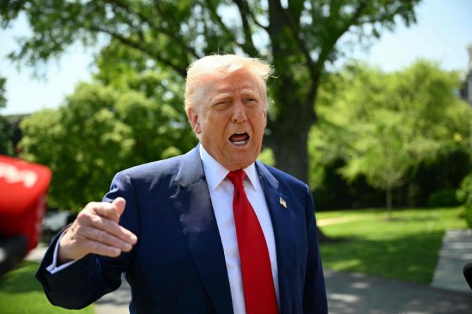 도널드 트럼프 미국 대통령이 29일(현지시간) 미시간주 워런에서 열리는 취임 100일 기념행사에 참석하기 위해 워싱턴 백악관을 나서면서 취재진을 만나 “내가 교황이 되고 싶다. 뉴욕이라는 곳에 매우 훌륭한 추기경이 있다"고 말하고 있다. 2025.04.30  /AFPBBNews=뉴스1