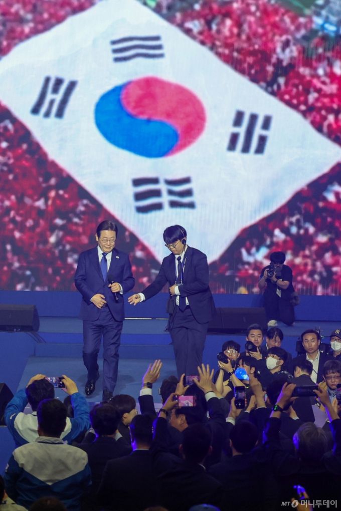 (고양=뉴스1) 안은나 기자 = 이재명 더불어민주당 제21대 대통령선거 후보가 27일 경기 고양시 킨텍스에서 열린 수도권·강원·제주 합동연설회에 참석해 최종 후보로 선출된 뒤 수락 연설을 하기 위해 이동하고 있다. 2025.4.27/뉴스1  Copyright (C) 뉴스1. All rights reserved. 무단 전재 및 재배포,  AI학습 이용 금지. /사진=(고양=뉴스1) 안은나 기자