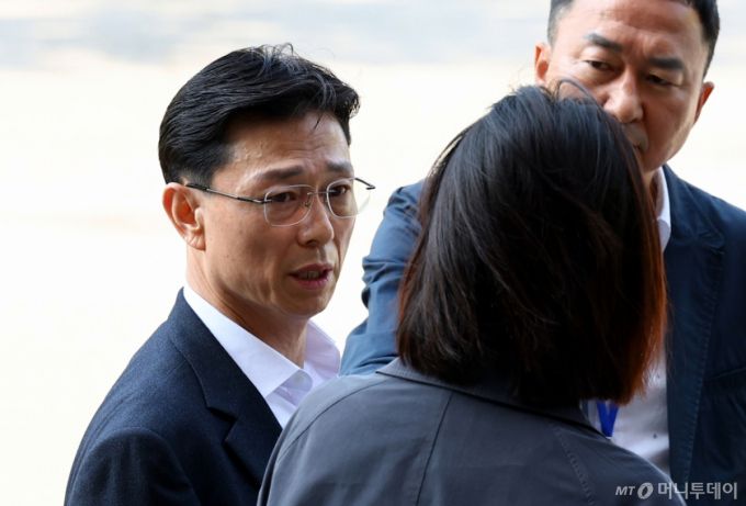 [서울=뉴시스] 박주성 기자 = 고위공직자범죄수사처(공수처)가 해병대 채상병 사망 의혹 사건의 핵심 피의자인 임성근 전 해병대 1사단장의 휴대전화 포렌식 선별작업을 재개하기로 한 30일 오전 임성근 전 사단장이 포렌식 참관 을 위해 경기 과천시 공수처로 출석 전 취재진의 질문에 답하고 있다. 2025.04.30. park7691@newsis.com /사진=