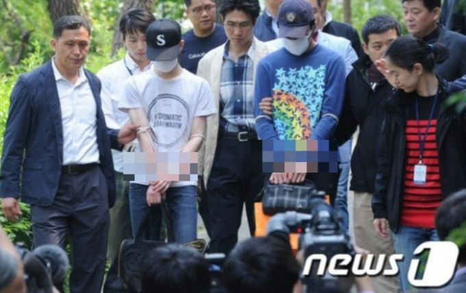 2012년 서울 서대문구 창천동 한 근린공원에서 대학생을 흉기로 찔러 살해한 혐의를 받는 10대 청소년들에 대한 현장검증이 진행 중인 모습. /사진=뉴스1