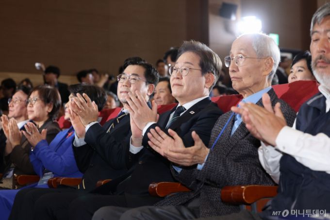 (서울=뉴스1) 안은나 기자 = 이재명 더불어민주당 대선 후보가 30일 오후 서울 여의도 국회의원회관에서 열린 제21대 대통령선거 중앙선거대책위원회 출범식에서 윤여준 상임 총괄선대위원장 등 참석자들과 박수치고 있다.2025.4.30/뉴스1  Copyright (C) 뉴스1. All rights reserved. 무단 전재 및 재배포,  AI학습 이용 금지. /사진=(서울=뉴스1) 안은나 기자