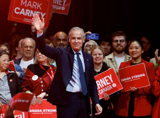 마크 카니 캐나다 총리가 29일(현지시간) 온타리오주 오타와의 자유당 선거 유세 본부에서 지지자들에게 손을 흔들고 있다. /로이터=뉴스1