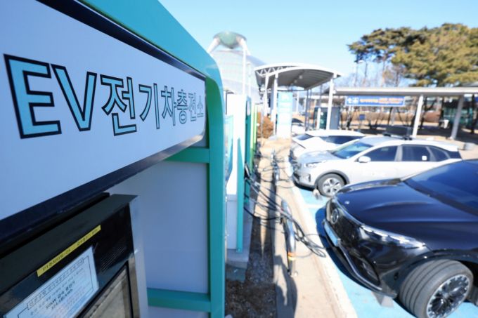 17일 인천국제공항 주차장 전기차 충전소에 주차된 차량이 충전하고 있다. 사진은 기사와 연관 없음. /사진=뉴스1.