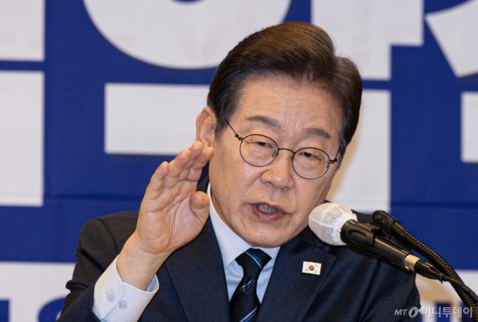 (서울=뉴스1) 이재명 기자 = 이재명 더불어민주당 대통령 후보가 1일 오후 서울 중구 프레스센터에서 열린 한국노총 정책협약식에서 발언을 하고 있다. 2025.5.1/뉴스1  Copyright (C) 뉴스1. All rights reserved. 무단 전재 및 재배포,  AI학습 이용 금지. /사진=(서울=뉴스1) 이재명 기자