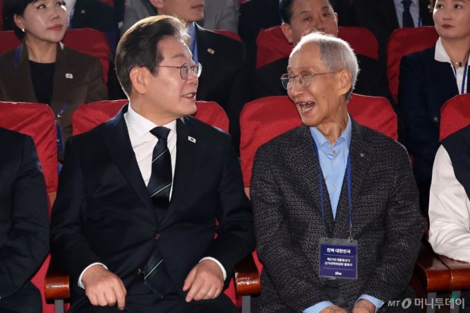 [서울=뉴시스] 조성우 기자 = 이재명(왼쪽) 더불어민주당 대선후보가 30일 오후 서울 여의도 국회 의원회관에서 열린 더불어민주당 제21대 대통령선거 '진짜 대한민국' 중앙선거대책위원회 출범식에서 윤여준 상임총괄선거대책위원장과 대화하고 있다. 2025.04.30. xconfind@newsis.com /사진=조성우