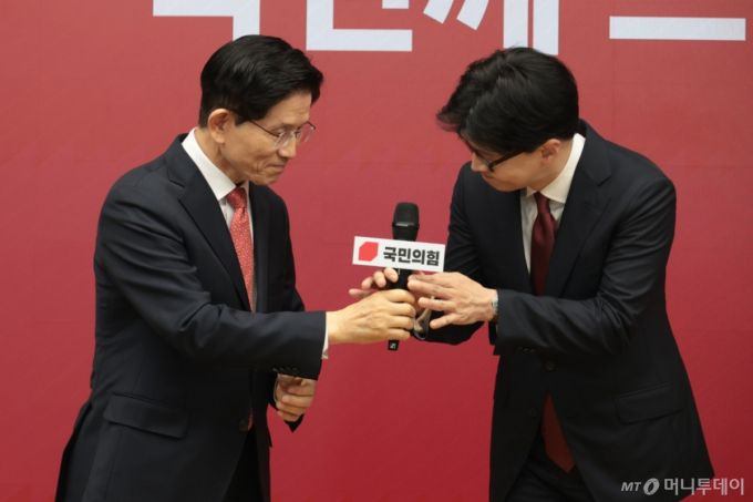 [서울=뉴시스]국민의힘 2차 경선 결선에 진출한 김문수 후보가 29일 오후 서울 여의도 중앙당사에서 열린 제21대 대통령후보자 선출을 위한 3차 경선 진출자 발표에서 소감 발표를 마치고 한동훈(오른쪽) 후보에게 마이크를 건네고 있다. 2025.04.29.  /사진=