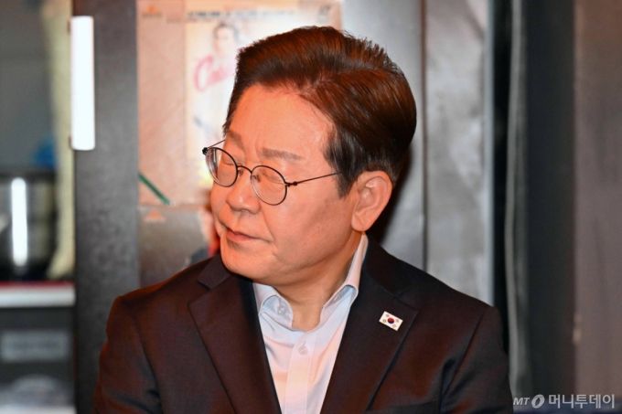 [서울=뉴시스] 조성우 기자 = 이재명 더불어민주당 대선후보가 1일 오후 서울 종로구의 한 포장마차에서 열린 배달라이더, 택배기사 등 비(非)전형 노동자들과 간담회에서 잠시 생각에 잠겨 있다. 대법원 전원합의체는 이날 이 후보에게 무죄를 선고한 원심 판결을 파기하고 사건을 서울고법으로 돌려보냈다. (공동취재) 2025.05.01. photo@newsis.com /사진=